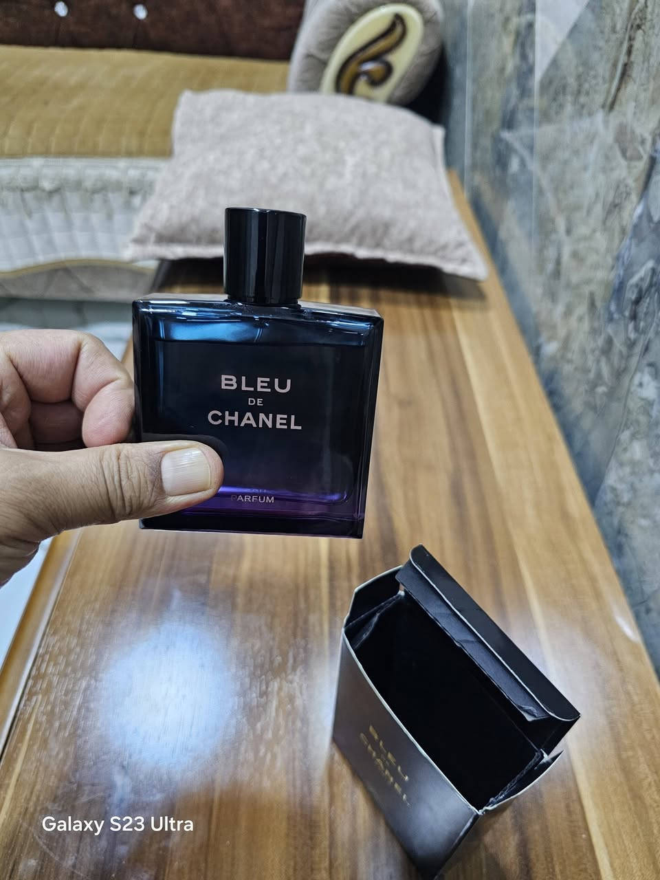 السلام عليكم حبايب عطر اجاني هدية استخدمتة فقط يومين الي يفيدة ينطي سعر شرط تستلم اصلي مو اصلي لاتستلمة ***********
