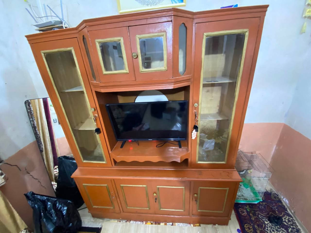 سلام عليكم بوفيا نظيفة خشب قوي خانتين فوق و4 خانات جوة للبيع ب60 الف مكاني بصرة زبير استفسار خاص او ***********
