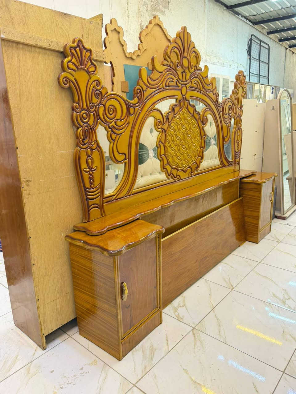 غرفه عراقية مستخدام اخت الجديد نضافه فول مع النقل والشد 750الف الحجز سكرين واتساب ***********
