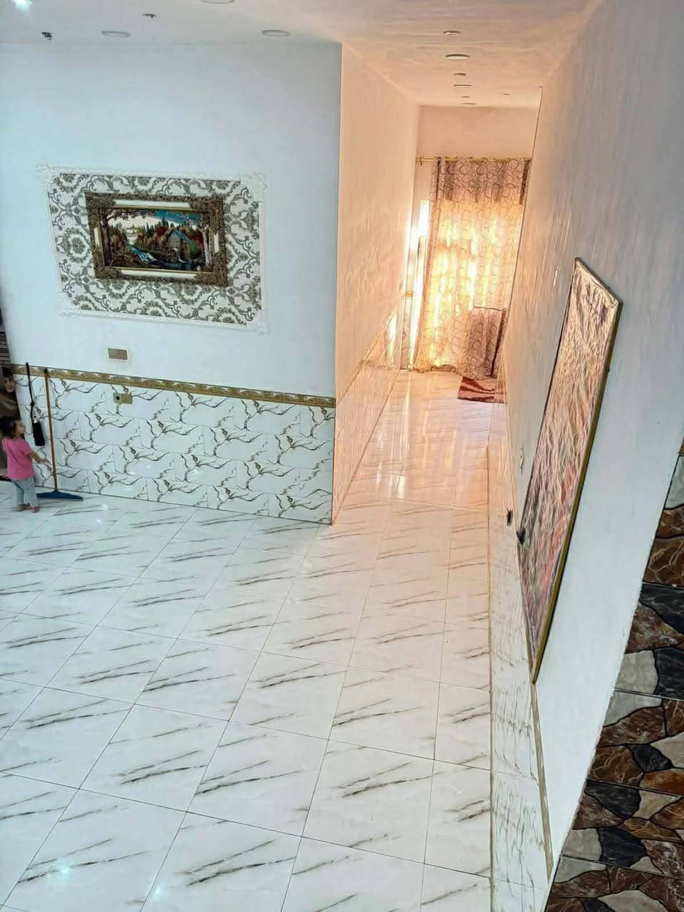 دار للبيع
الرقم ***********
المكان كوت الجديدة نزلة البتروميل
المساحة ١١٠٠ متر 
يتكون من طابقين الاول غرفتان اسويت كامل 
وصالة ومطبخ حار ومطبخ بارد الطابق الثاني يتكون من عرفة سويت كامل وغرفتان بدون صحيات وصالة وصحيات خارج البيت 
مع مشتمل 
يتكون من غرفتان وصالة ومطبخ وصحيات 
مع اسواق 
وحديقة كبيرة ٢٠٠ متر
