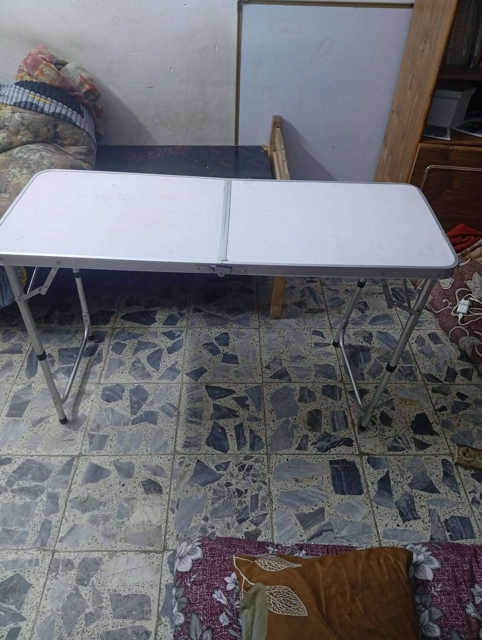 ميز للبيع قابل للطي السعر ٣٠ الف 
وكما موضح بالصور 
العنوان بغداد بلديات الصحفيين 
***********
