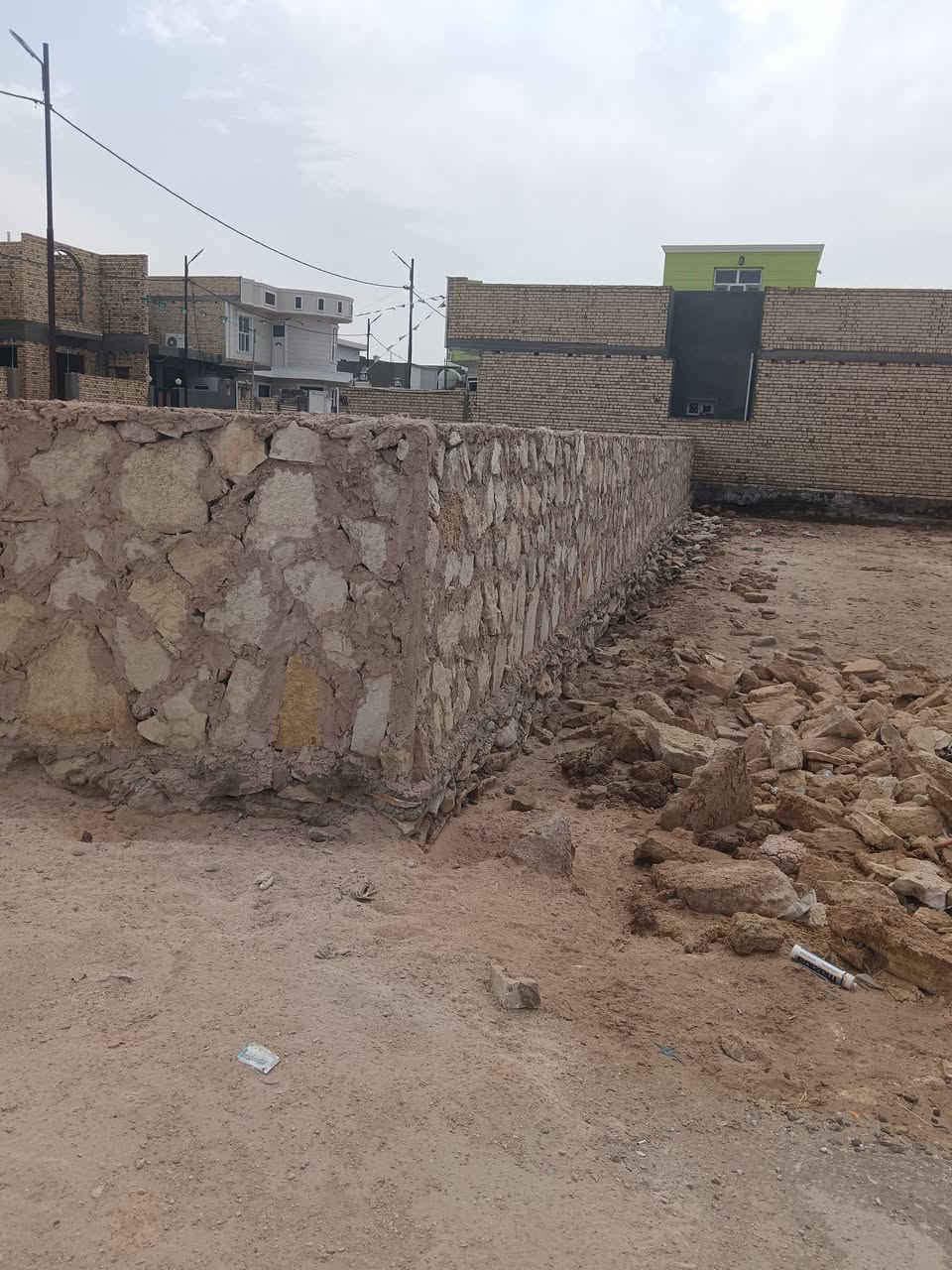 السلام عليكم ورحمه الله قطعه زراعي للبيع قرب حي الجامعه خلف محطه الكهرباء المساحه 280 متر مربع الواجهه 11  والنزال 25.5  القطعه ركن  مسيجه حجر محفوره ومغطاه بطبقه الجلمود مثل ماموضح بالصور شارع تبليط كهرباء ماء المداور من صاحب القطعه مباشر موبايل ***********
