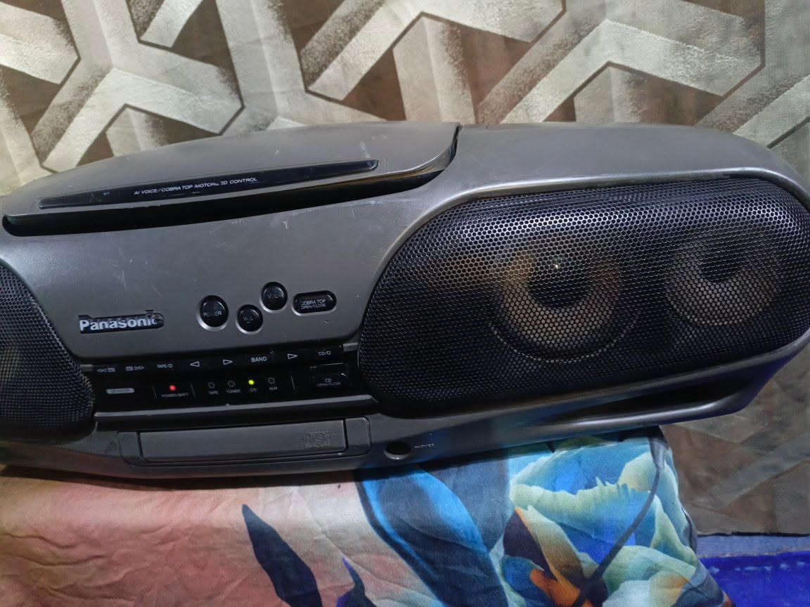 بيع 
جهاز مشترك راديو ومسجل+cd
بانسونك  دبل كاسيت RX.td909 ياباني اصلي 
سنه التصنيع 1987
كهرباء 220 بلاد ..
الجهاز بحاجه الى صيانه حاليا شغال كاسيت رقم 2 فقط ..والباقي يحتاج إلى صيانه وقوايش . شغال آواكس ..جدا نظيف بدون تصليح نهائيا بلاد على وضع الشركه 
للاستفسار *********** .. يوجد توصيل لكل المحافظات..السعر 60 الف شامل التوصيل
