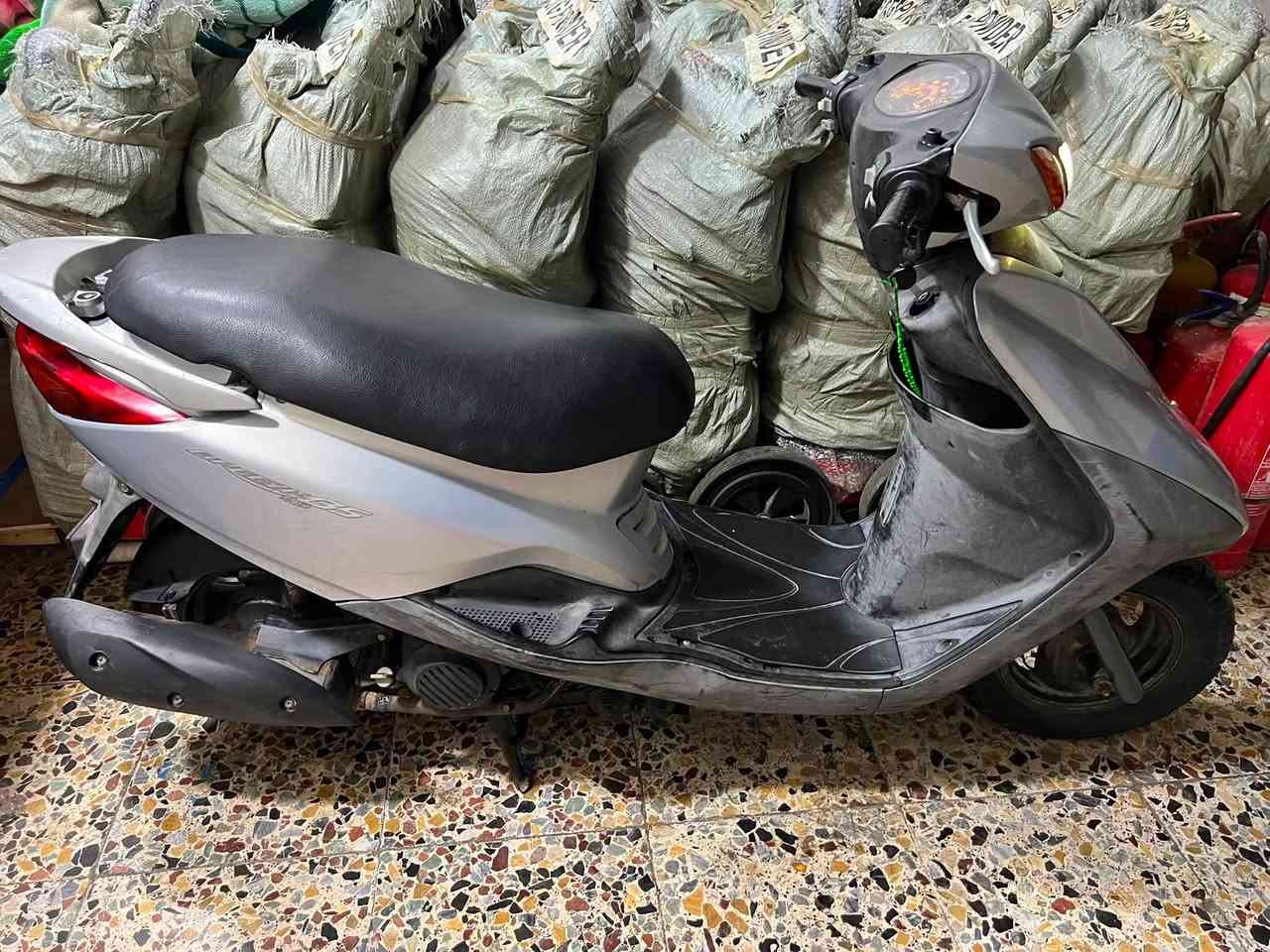 السلام عليكم
بريز لايت فوگ كلها ختم واحد مكفوله للأخير جيب وياك فيتر وتعال أفحص كهربائيات كلها شغاله بس الفشگه الخارجيه طاگه يرادلها لحيم لا نضوح لا صوت سليمه صور المحرك منشورات السعر 750 وبيها مجال *********** فقط واتساب موجود مازنجر
