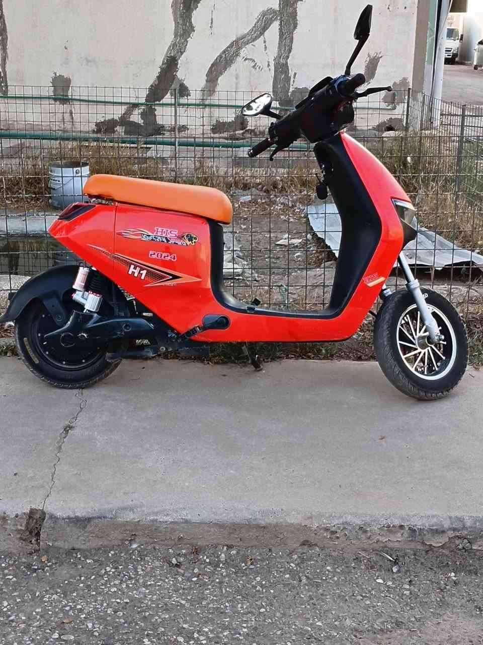 للبيع HIS السعر  375  
5 بطاريات بالكارتون تايلج الريان 
ملف حجم 1000W
اربع سرع 1_2_3_4
اللون برتقالي 
شاحنة سريعة اصلية 
مع ملحقات صندوق كبير وسبايدر خلفي جاملغ امامي 
عنواني بغداد الزعفرانية . ***********
