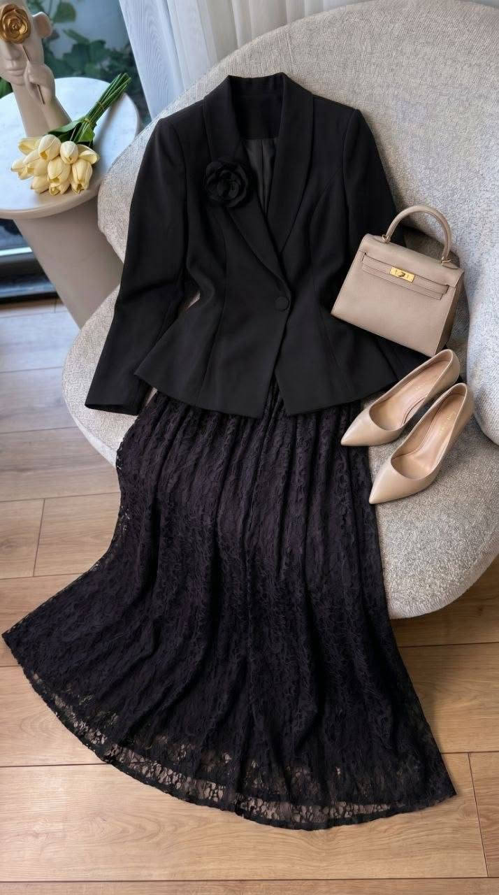 * طقم مكون من ستره وتنورة وبروش هدية  😍 ويمكن ارتدأوه مع البروش او بدونه حسب الرغبه
* ستره مبطنه طول 60 سم
تنورة كيبور مبطن طول 105 سم 

* القياسات 
40/42/44/46/48/50 

* الوان / اسود بيج وجوزي وبنفسج    

* السعر  65 الف
