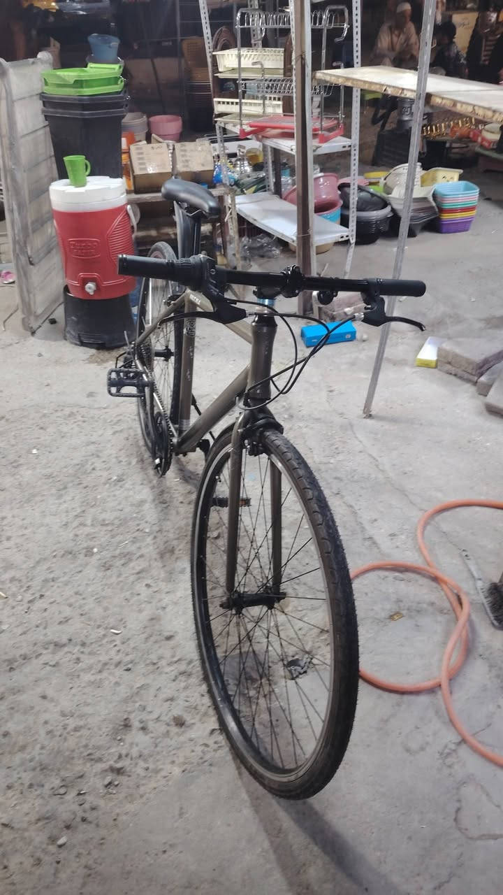 🚲 للبيع: بايسكل c700 ماركة (VALT.XLA) أصلي - بحالة ممتازة🟦
(Mountain Bike) هاردتيل.⛰️

 (الفريم): ألمنيوم خفيف جداً وقوي (Aluxx Aluminum)، تصميم هيدروليكي مريح للمسافات الطويلة.✅

(الإطارات): تايرات أصلية ماركة Maxxis (ماكسس)✅

ويلات ألمنيوم  (Giant GX28) قوية وتتحمل الصدمات.✅

منظومة سرعات متعددة (شفترات شيمانو) مع دنديل ثلاثي أمامي يوفر سلاسة تالية🟥

حجم(27.5)

العنوان بغداد مدينة الصدر

للتواصل ***********
