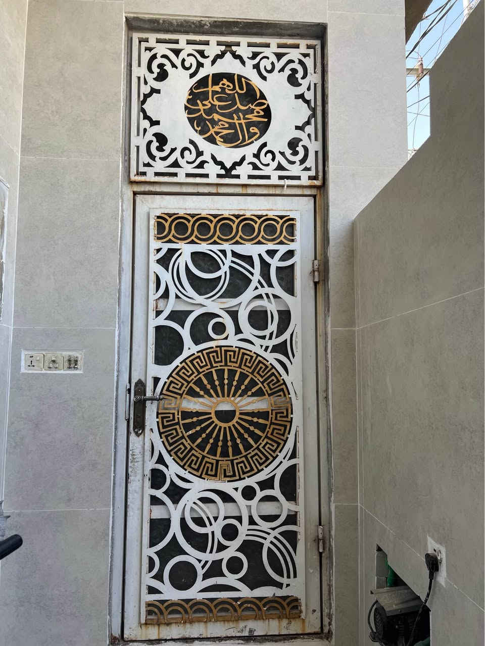 السلام عليكم باب داخليه حديد 2مل العرض متر والارتفاع 2متر و20سم مع الكتيبه 80سم يعني تصبح الباب 3متر  عدد 2 السعر 250 اثنيناتهن 
الاستفسار على الرقم *********** كربلاء, العراق
