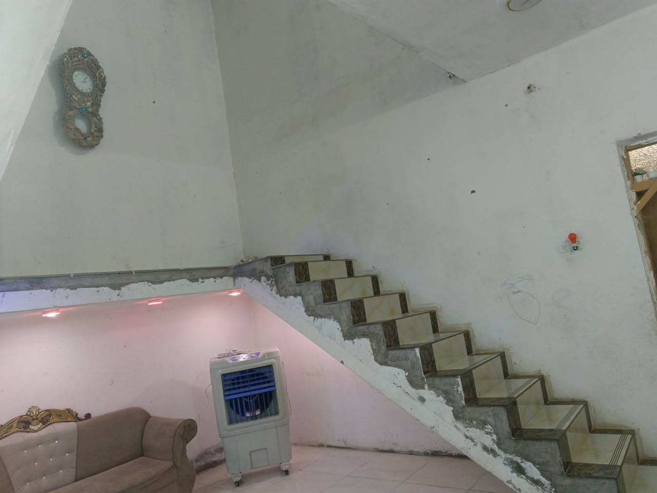 بيت للبيع بشارع معمل الثلج مساحه 150 متكون من غرفتي النوم صاله واستقبال ومطبخ غرفه ثالثه بالطابق الثاني تواصل على الرقم/***********
