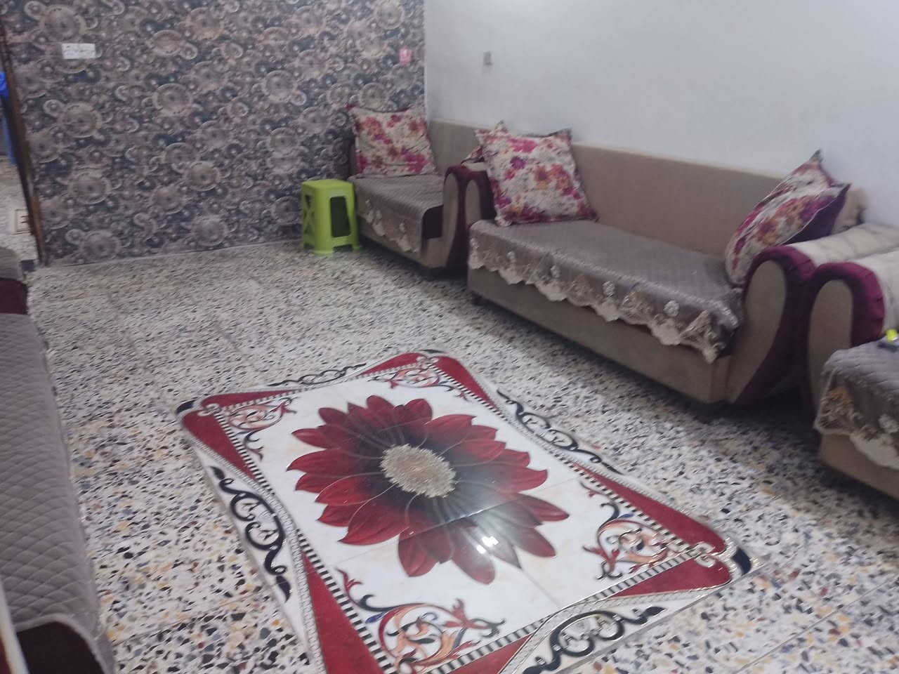 بيت البيع مساحه 180متر زراعي يحتوي على 4غرف مطبخ واستقبال وصاله جسر ديالى حي لسلام قرب شبكته ابو سماعيل سعره على الخاص ***********
