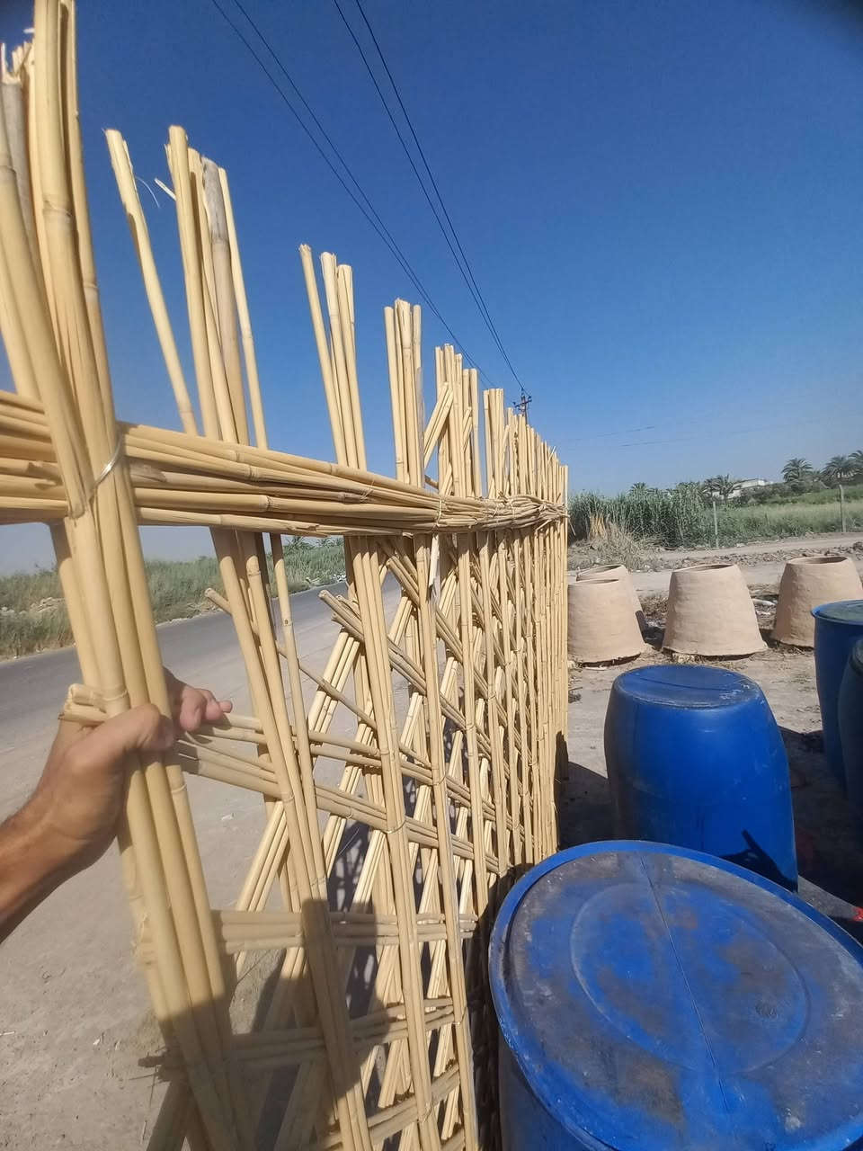 تنور طين وباريات قصب وحصران
السلام عليكم ابيع باريات وقصب وتنور طين 
مكاني بعرب جبور يم بانزيخانه بيت شبيب 
***********
***********
