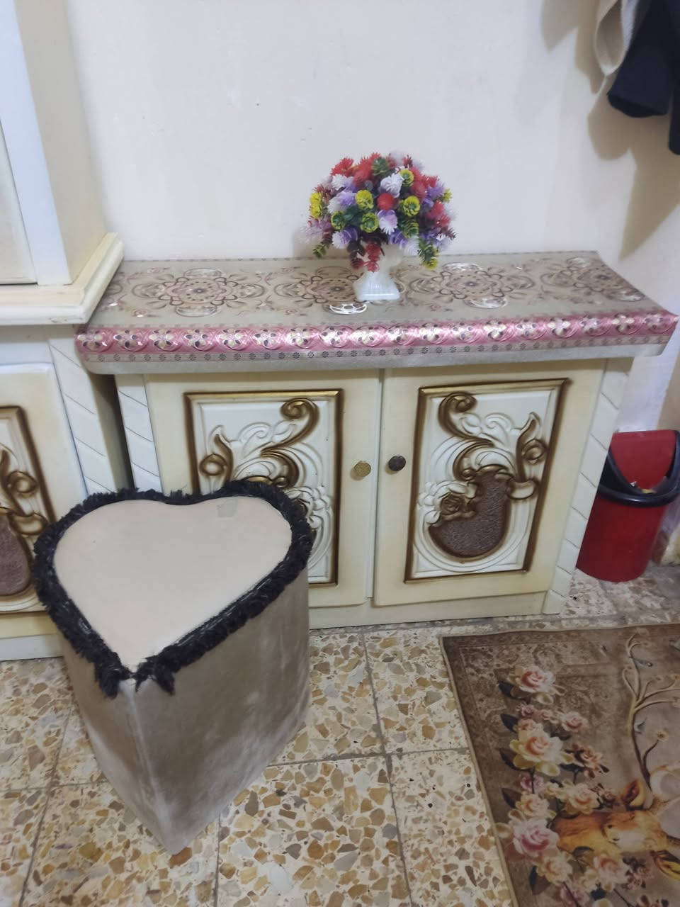 غرفه نجاره عراقيه تصميم تركي على شكل مسرح رأس الجربايه وميز المرايه للييع نضيفه كلش
السعر 950
عنواني كرمة بني سعيد 
للاستفسار *********** بي واتساب

