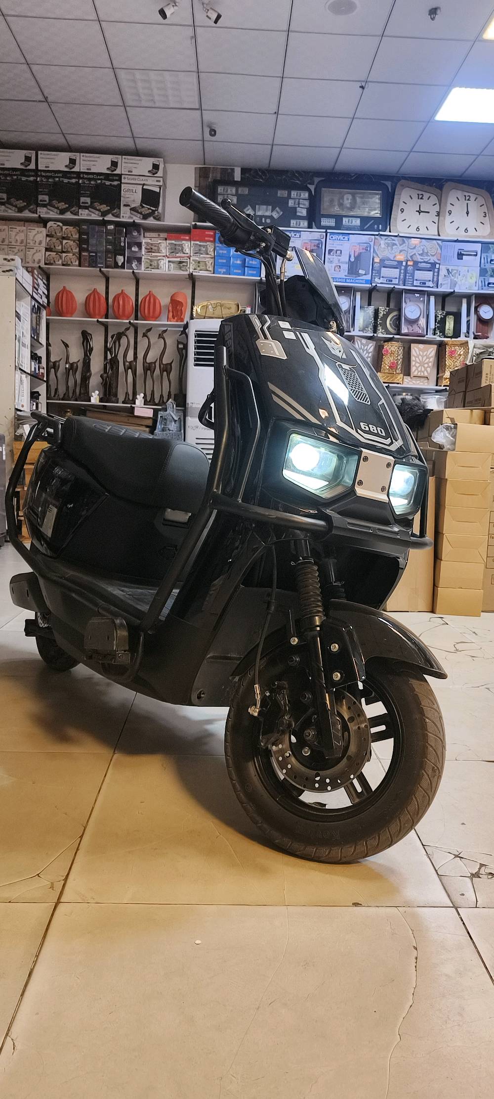 دراجه  680 شحن للبيع 
6 بطاريات 
الدراجه نضيفه 
استخدام قليللل عل كد روحه ورجع امانت الله الدراجه كلش نضيفه وملحقاتها كامله شاحنه و خوذه ولكتلوك مالتها
رايدها ب 650 وبيها مجال للشراي الي يشتري يخابرني ويدلل
