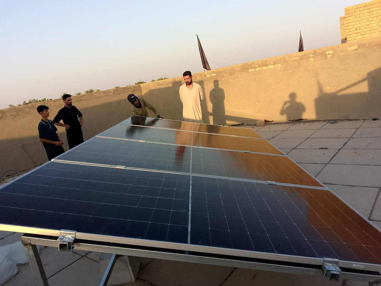 نقدم لكم نظام الطاقة الشمسية المتكامل (8 أمبير)، الحل الأمثل لتوفير كهرباء مستقرة ومجانية على مدار الساعة!

​هذا النظام مصمم خصيصاً ليمنحك راحة البال، فهو مثالي لتشغيل:
​الإنارة الكاملة للمنزل.
​شواحن الهواتف والأجهزة اللوحية.
​مراوح السقف أو المراوح المكتبية.
​شاشات التلفاز وأجهزة الاستقبال (الستلايت).
​مبردات 
ثلاجة  مجمدة 
​🌟 مميزاتنا:
​✅ جودة عالية: نستخدم أفضل أنواع الألواح والبطاريات والمحولات (Inverters) لضمان عمر تشغيلي طويل.
✅ توفير حقيقي: قلل من فاتورة المولدات أو الكهرباء الحكومية واعتمد على طاقة الشمس المجانية.
✅ تركيب احترافي: فريق عمل متخصص لضمان التوصيل الآمن والكفاءة القصوى للنظام.
✅ ضمان حقيقي: خدمات ما بعد البيع ودعم فني متواصل.
​لا تنتظر حتى ينقطع التيار مجدداً!
استثمر في راحتك وراحة عائلتك اليوم.
​💬 للاستفسار عن السعر وتفاصيل التركيب، يرجى مراسلتنا عبر الرسائل أو الاتصال بنا على الرقم:
[*********** واتساب ]
