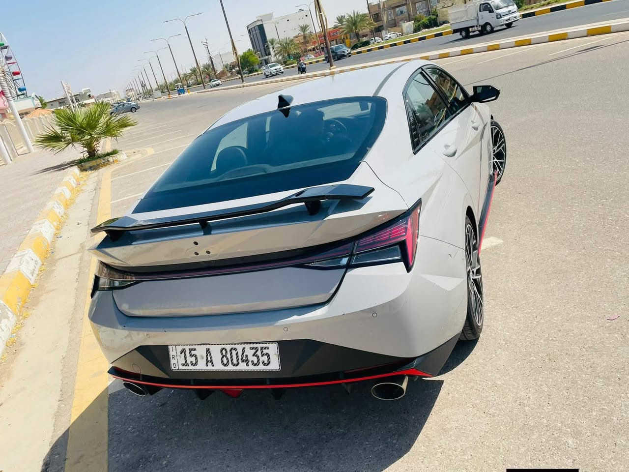 إلنترا N موديل 2022 (وارد أمريكي) لون اسمنتي حادثها بجم
تبديل بنيد +جاملغ امامي بارد راجع✓   

: السيارة بحالة جيده جدا ، كير ومحرك وتبريد وكهرائيات كلها بشرط الفحص.

 

 رقم أنبار معواقين✓

المواصفات 

سيارة رياضية فول أوبشن أعلى فئة، أداء وقوة وتصميم يخبل، 

المواصفات والأداء (المحرك والكركسون):

 المحرك: 2.0 توربو يولد 276 حصان (ومع زر الـ NGS ينطيك 286 حصان لعدة ثوانٍ للتجاوز والتسارع).

 الكير: أوتوماتيك دبل كلتش (DCT) 8 نمر مع بدلات شفتات خلف الاستيرن (Paddle Shifters).

 صوت الأكزوزت: صوان أصلية من الشركة مع صمام متغيّر (Variable Exhaust) ينطيك نغمة وصوت رياضي طربي أصل بدون أي تعديل.

 أنظمة القيادة: وضعيات متعددة (Eco, Normal, Sport, N Mode, Custom) تتحكم بحدّة الكير، الاستيرن، صوت الأكزوزت، وصلاوة التعليق (الشووزات).

الشكل الخارجي:

 البدن: كيت N الرياضي الكامل مع خطوط حمرة داير ما داير السيارة، وناشر خلفي (Diffuser).

 الجناح: جناح خلفي رياضي أصل باللون الأسود المطفأ.

 الإضاءة: فول LED أمامي وخلفي مع المسطرة المضيئة بالخلف.

الداخلية والراحة:

 الكشنات: كشنات رياضية حضن (Bucket Seats) جلد وشامواه (Alcantara) راقي مع شعار N يضوي بالكرسي.

 الاستيرن: استيرن D-Cut جلد رياضي مع أزرار التحكم بوضعيات الـ N ومثبت سرعة.

 الشاشات:

 شاشة عدادات ديجيتال كاملة 10.25 أنش بتصميم N المخصص.

 شاشة لمس مركزية 10.25 أنش تدعم Apple CarPlay و Android Auto.

 النظام الصوتي: سماعات Bose أصلية بنقاء صوت عالي جداً.

أنظمة الأمان والرادارات (وارد أمريكي):

 رادار أمامي للتحذير ومنع الاصطدام.

 نظام تحديد والحفاظ على المسار (Lane Keep Assist).

 نظام كشف النقاط الميتة بالمرايات.

 كاميرا خلفية مع حساسات.

سعرها 133$ ورقه وبيها مجال بسيط
***********
