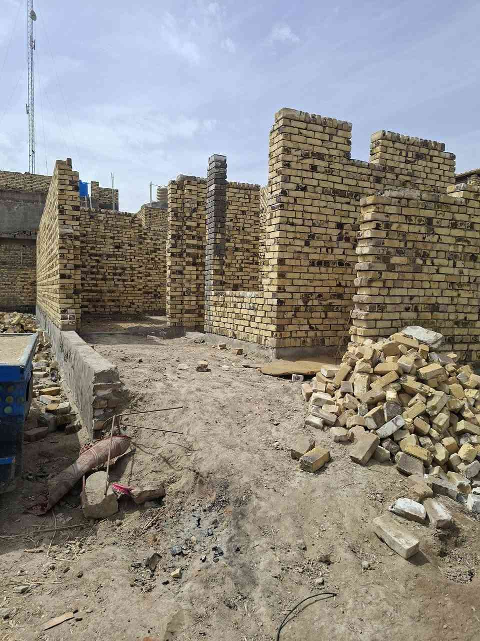 هيكل للبيع غير مسقف ١٠٠ متر زراعي سند ٢٥ عرض الشارع ١٠ متر حي نادر الثالثه حي السجاد السعر ٢٥ مليون وبي مجال الاتصال بالرقم ***********
