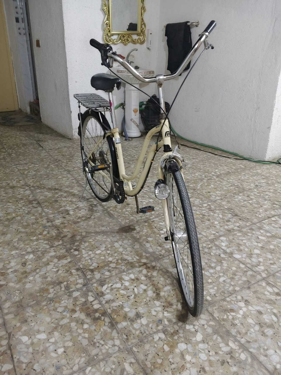 سلام عليكم بايسكل للبيع بناتي ياباني
بلادي نظيف موديل 20 بايسكل كامل كله كامل ابو العقرب 
طائرات جدد بايسكل كله كامل ونظيف الجديد حجم 26 
مكان بغداد الشعب 
سعر خاص اتصال واتساب***********
