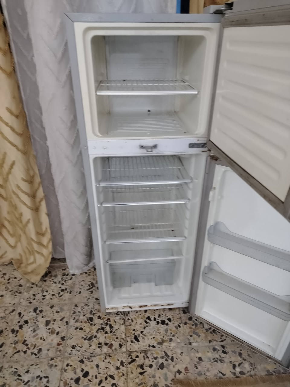 سلام عليكم
ثلاجه نضيفه نقصها غاز فقط
المكان بغداد العبيدي شهداء الثالثه
***********
