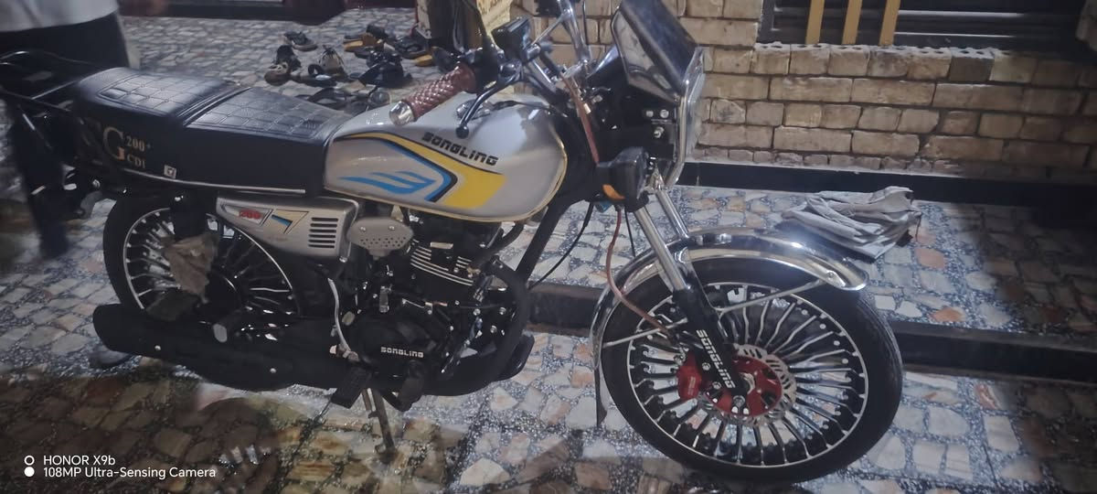 *********** موديل 26 معروضه بواحد وبيها مجال مكينه 200 معروضه بمليون وبيها مجال كان م
كلمه الصدر الاورفلي قرب شركه الانوار بغداد المدينه مكينه 200 معروضه مليون وبيها مجال شيء قليل دراجه صار لها سبعه ايام عشره ايام

نص مكتوب في الصور:
- O HONOR X9b 108MP Ultra-Sensing Camera
- HONOR X9b
- 108MP Ultra-Sensing Camera