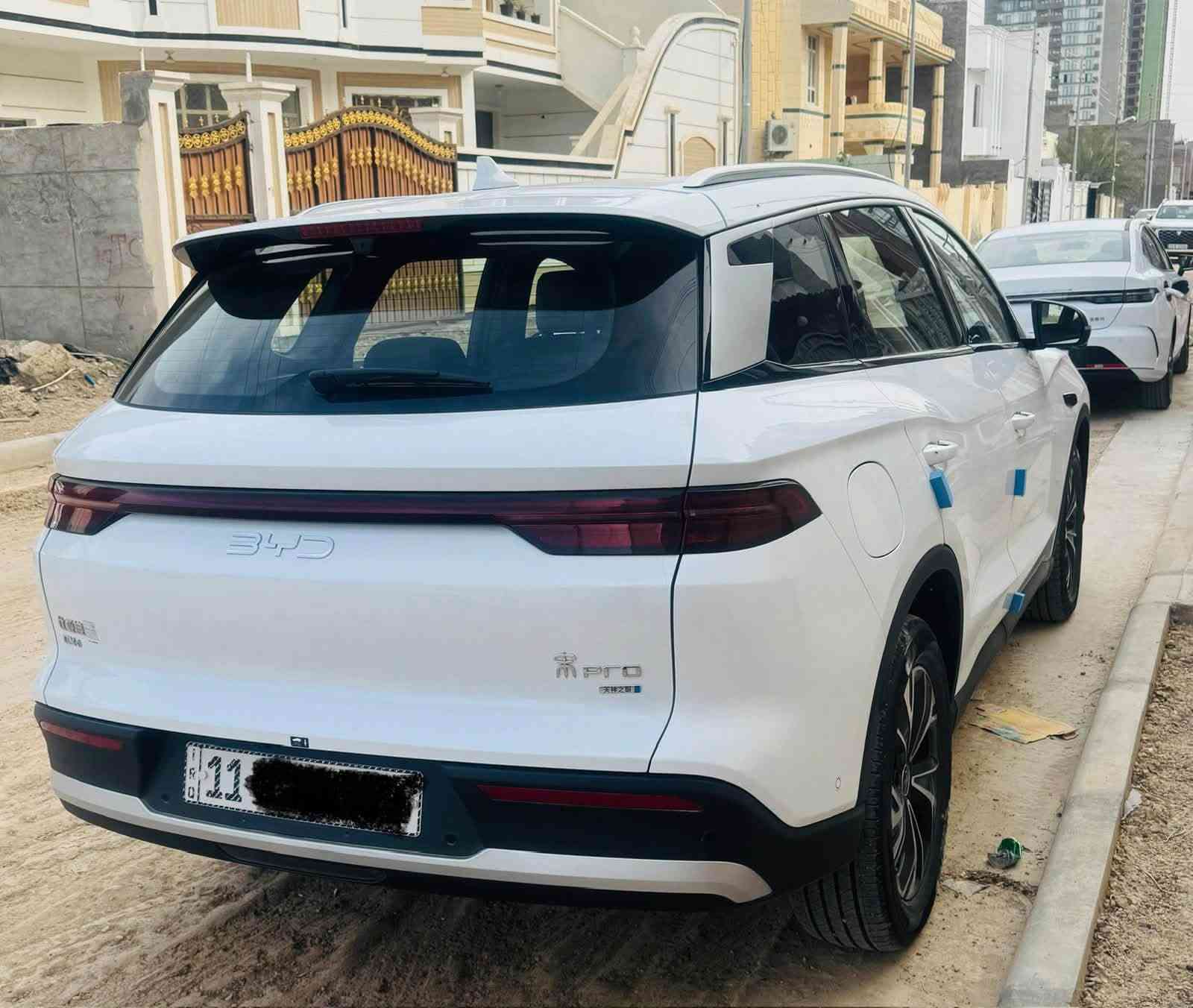 السلام عليكم BYD2025 سونك برو رقم بغداد بأسمي تحويل ثاني يوم مواصفاتها فول عدا الفتحه 13 كامره رادارات حساسات امامي خلفي كشنات جلد كشن سائق كهرباء 3 وضعيات قياده اسطفاف ذاتي ونقطه عمياء وديفي ار تسجيل ونظام سكيورتي تحكمات ستيرن ناضور ليلي بالدشبول اضاءه بالمري والمري شفط وبعد بيها هواي مواصفات وتمشيك بالشحنه الوحده 70 كيلو السياره بدون صبغ بدون بارد السياره بعدها على وضع الشركه وماشيه ٢٦٠٠٠ كيلو مجموع الكلي كهرباء وبانزين عارضها للبيع بسعر ٢٦ مليون وبيها مجال شي بسيط  ماكن السياره اليرموك حي الداخليه وهذا رقمي ***********
