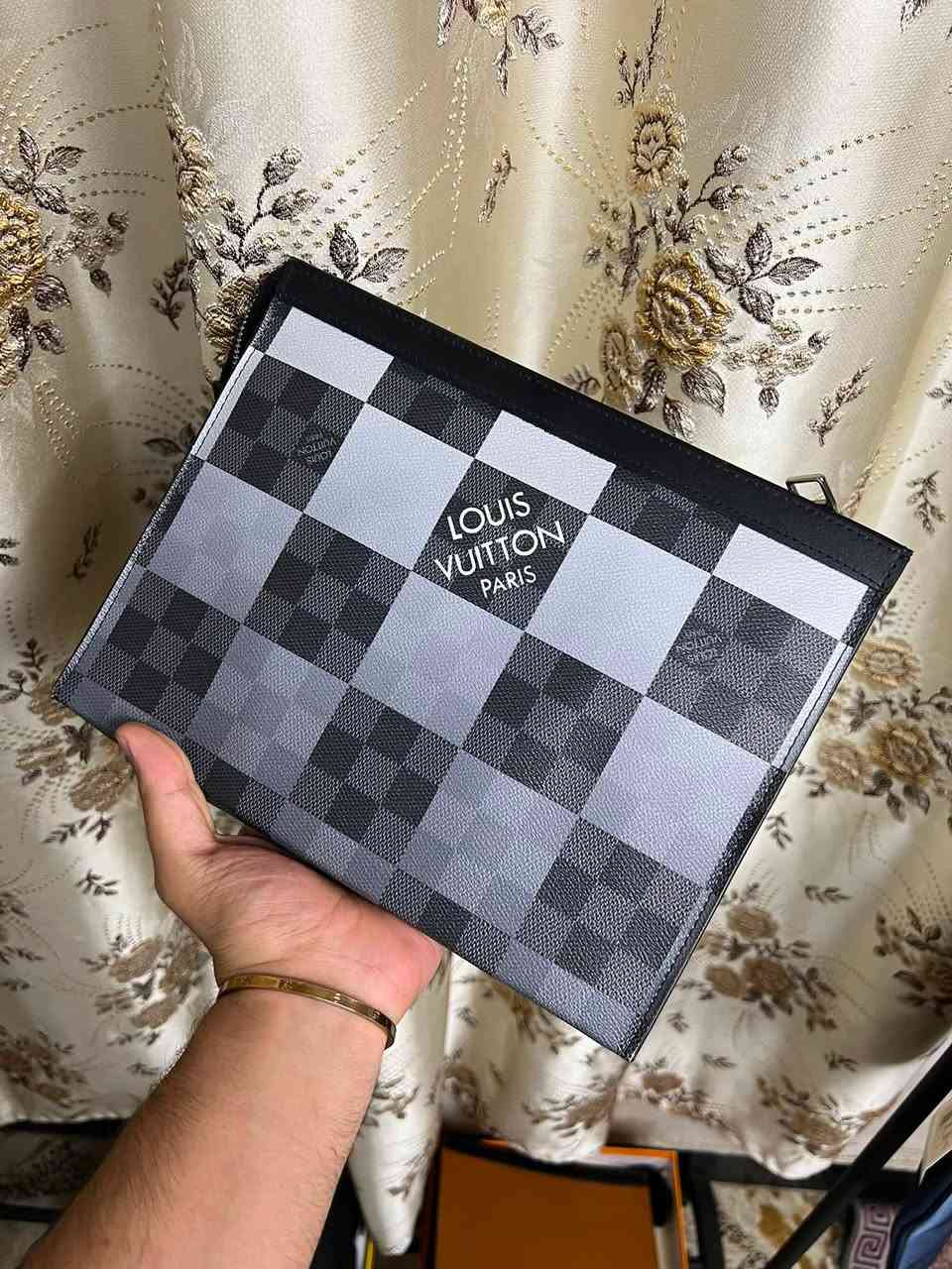 سلام عليكم عندي جنطة يدوية مع كافة الملحقات غير مستعمل ابيعم جملة ومفرد.. شحاطات موجود بيه كل القياسات من ٤٠ الى ٤٥ مع بكج مالته هم تنباع جملة ومفرد 

للاستفسار واتساب ***********
