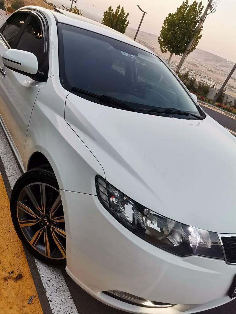 بەناوی خوای گەورە مهربان کیا سیراتۆ مودیل 2013 فول فول موسفات سلایت بەسمە لید سێ گێر تەبریت لەمس حەساسی دواوە ئاوێنە شەفت موسفاتەکانی زۆرن سیارەکە زۆر پاک ماوتەوە 175 هەزار ریشتووە گێر و مەکینە نەکرایتەوە بەشەرتی 10 فیتەر وەکو سبوغ دەعامیش سبوغی نیە ساردەش بەشەرت هیج هیجی نیە تنها دۆسەی سایق تۆزێک قۆپاوە لەگەل شوختێک لای سکن باقی هەمووی بەشەرت  رەقەم سنەوی هەموو شتکی نوێیە هەزەش نوێیە سیارەکە دوو بەسمەی بیلادی خۆی لەگەلە بۆ سعر نامە بنێرە خزمەتت دەکەم   ژ.م***********
ژ.م*********** فایبەری لەسەرە أربيل, العراق
