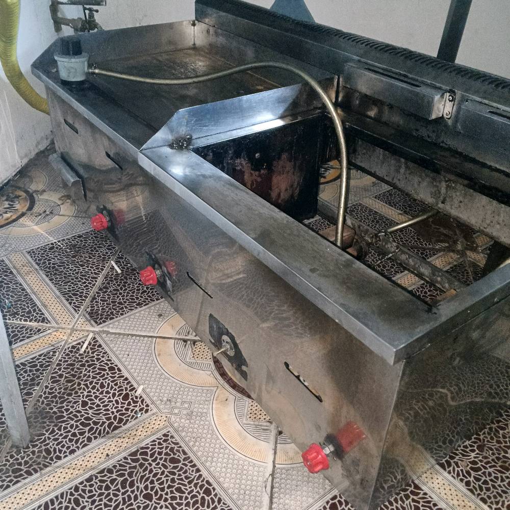 غراض مطعم للبيع.. سنك+كريل بركر مزدوج فنكر+عارضه +قلاية فلافل+ميز ستيل حجمه الارتفاع95طول مترتين العرض85
جام خانة فلافل 
مقبول المفاوضه 