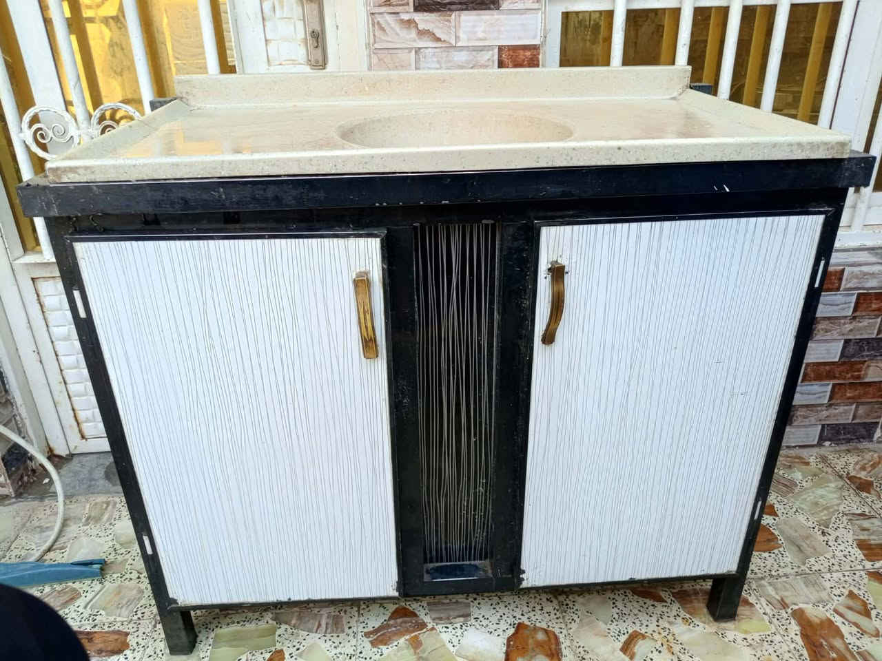 سنك مرمر • نضيف • كسر خفيف
