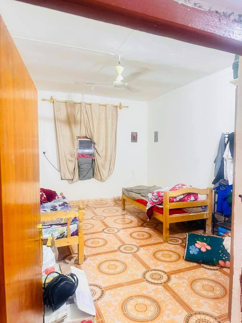 مستعجل بيت للبيع بحي الحكيم نزلت بني تميم قريب عالمدرسه /200 متر  عكاده يحتوي على غرفتين نوم وهول واستقبال ومطبخ كبير وتواليت خارجي وداخلي للاستفسار الاتصال /***********
بالرقم/ السعر 33 مليون وبي مجال
