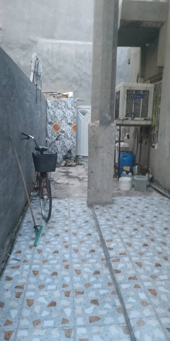 دار سكن للبيع مساحة 220m  يقع في بداية الفرع المقابل لحسينية اهل البيت (بيت جريان) والبلدية يحتوي على غرفتين نوم وصالة واستقبال ومطبخ وصحيات داخلية وخارجية وممرات حول البيت من كل الجهات  سقف شيلمان واجهة 22m على شارع عام للبلدية  بيع او مراوس حسب القناعة سعرة (175 مليون) اتصال ***********
