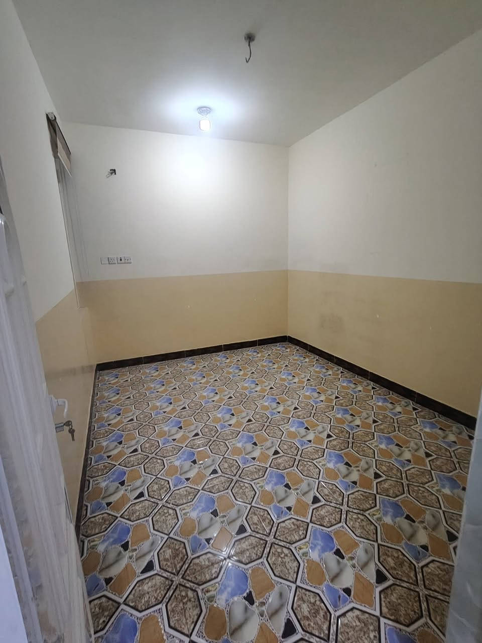 شقه طابق اول للايجار غرفتين وصاله ومطبخ وصحيات المكان في حي السياسيين على الشارع  الكهرباء والماء والانترنيت مدفوع وجاهز 

الايجار 325 

التواصل ***********
