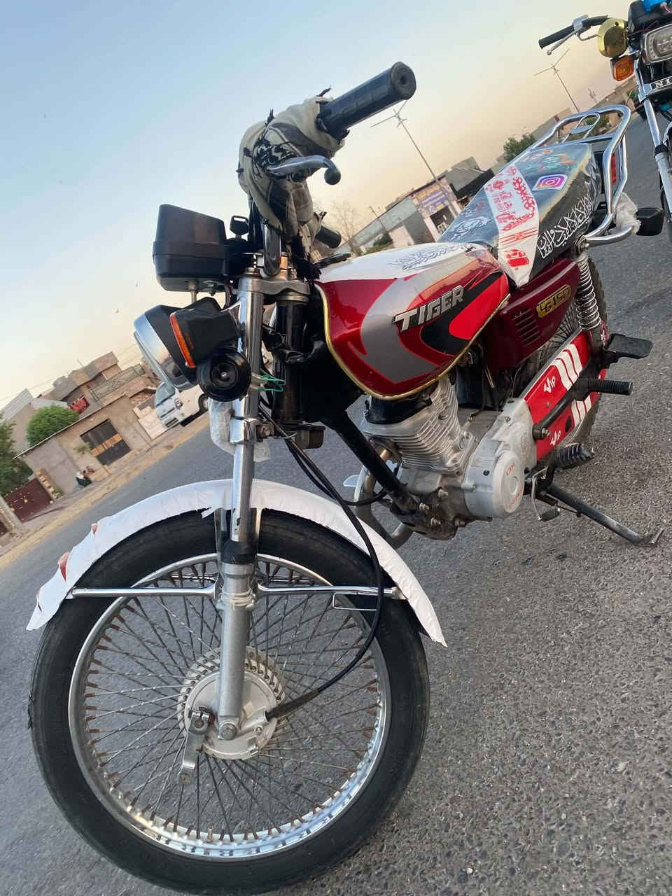 سلا عليكم دراجه تايگر موديل 18 محرك 19 دراجه نضيفه اشاير خلفي امامي جدد هورن جديد يشتغل لايت عالي وناصي جديد باتري جديد تواير نضيفه محرك نشط شلعه ومعدل بريك خلفي شادله بنزات جدد صار يومين من شادهن بس عيبها دبلات الكدام يرادلهن دهن لان ثكيلات سعر ( 380) وبيها مجال جماعت 300 لا تراسلني وتعب نفسك رقم ***********
