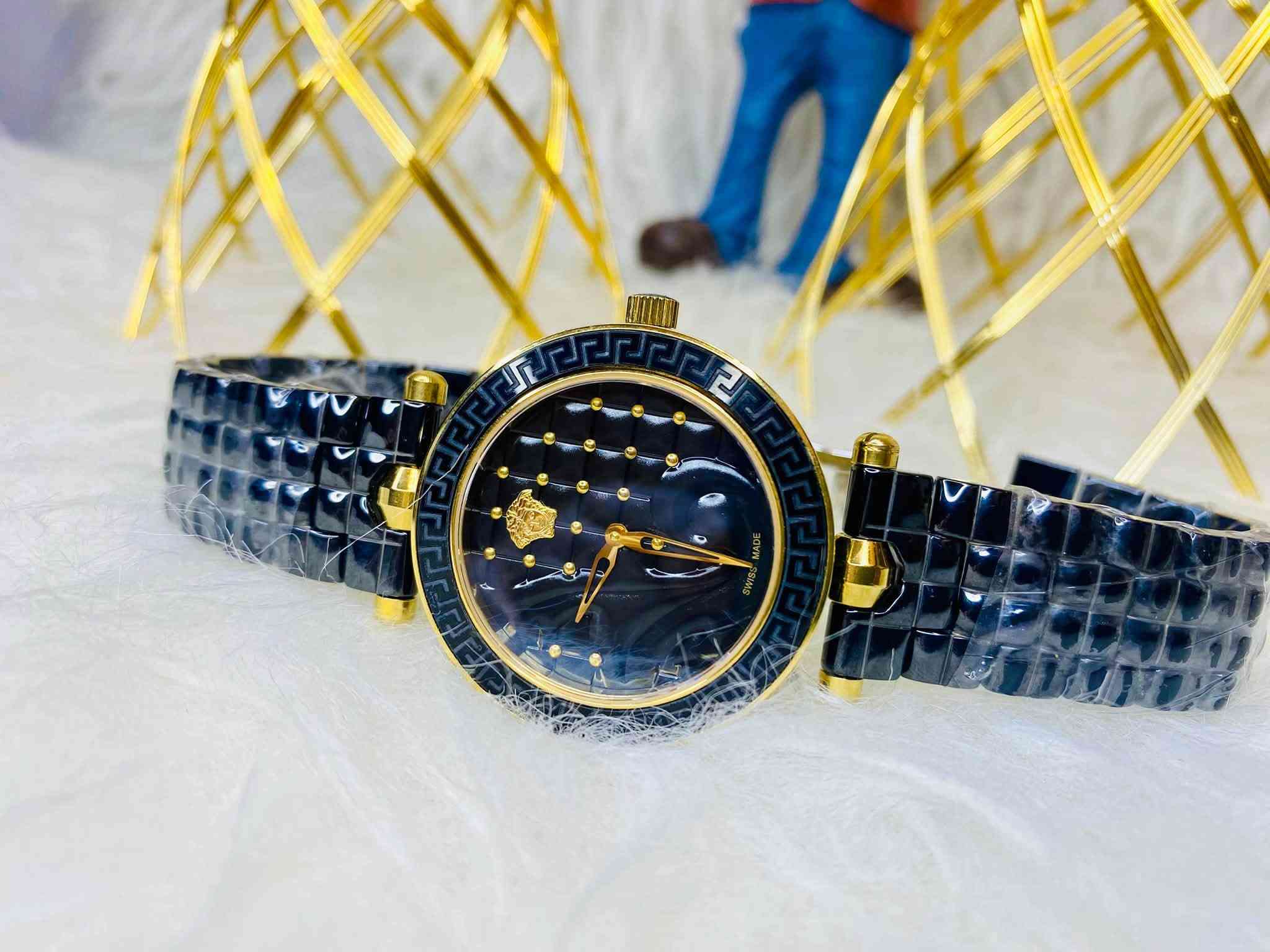 🖤✨ VERSACE | فخامة تليق بذوقك ✨🖤
⌚ Unisex – للرجال والنساء
📏 قطر 40mm | سير Ceramic أسود
✨ مينا أسود منقوش ومطعّم بالذهبي
💎 زجاج Sapphire | Bezel سيراميك
🔩 Stainless Steel مطعّم بالسيراميك
💧 مقاومة للماء 30 متر
🔒 قفل Butterfly

🔥 تصميم فاخر ومميز جدًا باليد… التفاصيل هي اللي تحچي عن الساعة.

📲 للطلب والاستفسار:
واتساب / ماسنجر
***********

📩 راسلنا الآن لمعرفة السعر والتفاصيل.@highlight

نص مكتوب في الصور:
- ساعة Versace الخزفية – تحفة فنية تتجاوز الزمن، محفورة بالذهب والتقنية السويسرية دقة سويسرية فائقة، محفورة بدقة متناهية علامة Medusa الذهبية الأيقونية عند الساعة 12 نقش فني متموج بدقة متناهية إطار Greek Key الكلاسيكي المحفور كريستال ياقوت مقاوم للخدش متانة الخزف الأسود المصقول وفخامة الذهب آلية حركة سويسرية فائقة الدقة Versace – الإرث الإيطالي، الدقة السويسرية أناقة خالدة في كل تفصيل اكتشف المجموعة الكاملة في متاجرنا المعتمدة www.versace.com