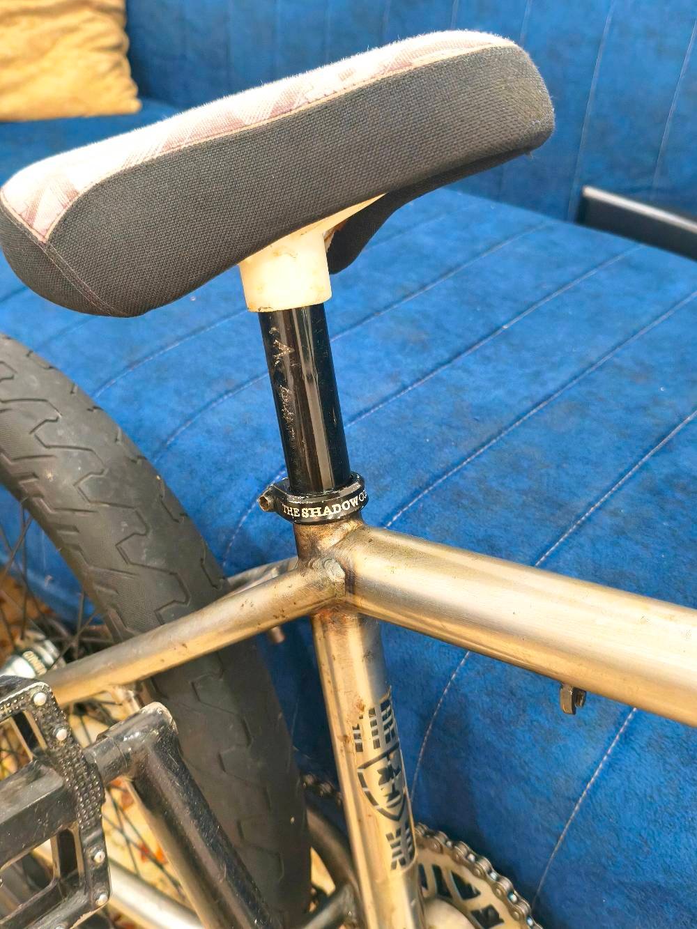 السلام عليكم ⚡ BMX Subrosa XL Custom (براندات أصلية + نظافة وإدامة فول)
تجميع احترافي مخدوم بالكامل حديثاً، مشدود على السن وجاهز للركوب والتدريب مباشرة بدون ما تصرف عليه أي دينار.
🛠️ المواصفات والقطع:
الفريم (Frame): Subrosa Tiro XL (مقاس 21 XL مرغوب ومريح جداً) - مظهر Raw معدن شفاف.
الستم (الرقبة - Stem): Animal احترافي.
المسنن (Sprocket): قياس 25 سن (25T) ألومنيوم مخروط بتقنية CNC عالية الدقة.
الكرنك والدواسات (البيدلات - Crank & Pedals): كرنك محكم مع بدلات ماركة LM.
الإطارات والرّمات (Tires & Rims): طقم Rant قوي.
السرج والقفل (Seat & Clamp): سرج Colony مع قفل Shadow أصلي.
الشوكة (Fork): Subrosa أصلية.
الستيرن (Handlebar): نوعية ممتازة ومريحة  كروم (تم وضعها هنا لأن الماركة غير محددة).

⚙️ خيارات البطيخات (الهبات):
الدراجة متوفرة بسيتين حسب رغبة الشراي:
السيت التوب (Pro FX Freecoaster):
بطيخة خلفية Cinema FX Freecoaster (نظيفة جداً وتمت إدامتها حديثاً) مع أغطية حماية أصلية (Hub Guards).
ضمان معايرة وإمكانية ضبط الـ Slack من ربع فرة إلى نص فرة حسب رغبة اللاعب وأسلوب ركوبه.
بطيخة أمامية Animal (محامل مقفولة Full Sealed Bearings).

السيت الأصلي (Standard Rant):
بطيخة خلفية Rant (بولبرن Sealed) + بطيخة أمامية أصلية (صجم موشمات).

🔄 البيع والمراوس:
💰 السعر: يختلف حسب السيت المطلوب (السعر والتفاصيل على الخاص للجادين والفاهمين بالقطع).

🔁 المراوس: متوفر خيار المراوس بسيت احترافي أو فريم احترافي فئة عالية (High-End) فقط.. نزل عرضك وصورك بالخاص.
📍 المكان: بغداد
📞 للتواصل: [ خاص او وتساب *********** ] تحياتي للجميع.