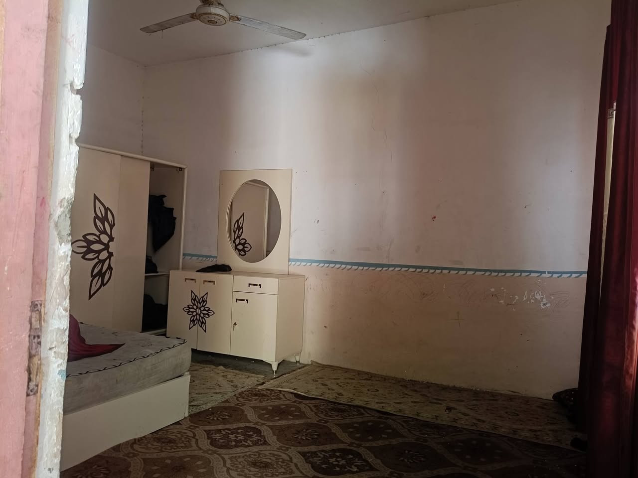 تريد الصدك هنا الصدك موقع البيت شارع الحرار عمود 136شارع الصيدليه يا الله بيت للبيع مساحته 150متر يحتوي على غرفتين وصاله ومطبخ واستقبال وحمام داخلي وخارجي البيت 🏢 صب كونكريت واضح بل صور   كافت الخدمات يوفر  مدارس 🏢  حكومية مستوصف 🏥 سوك عادة مخبز مقهى ملعب خماسي  الحلوه  شوارع كله تبليط يبعد عن الشارع الحرار زوار ابا عبدالله الحسين 400متر غرفه فوك ماكامله. شوف الموفاجئه بل السعر 33وبي مجال للشراي تريد الصدك تعال شوفه وتدلل واتساب مفتوح *********** مداور محامي بسمك ثاني يوم للمراسله الصفحه أو واتساب
