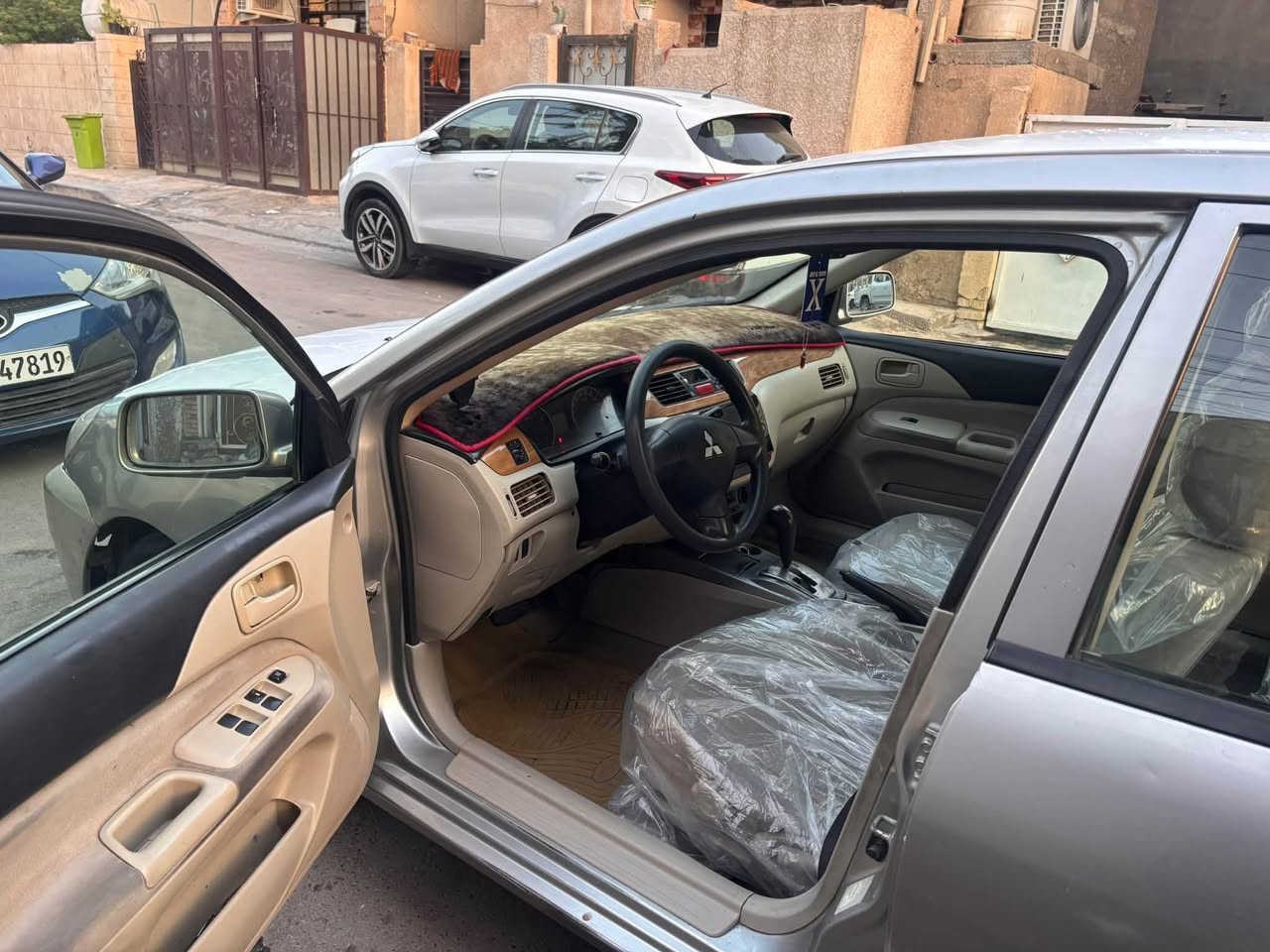 السلام عليكم عندي لانسر بومة لون رصاصي 2011 خليجية بيهة 3 قطع صبغ بدون دواخل محرك 2000 كير اوتماتيك +عادي السيارة بأسمي  رقم بغداد الجديد تحويل شوكت متريد عارضهة ب 72 وبيهة مجال موجودة بغداد الجديدة للاستفسار ‭***********‬
