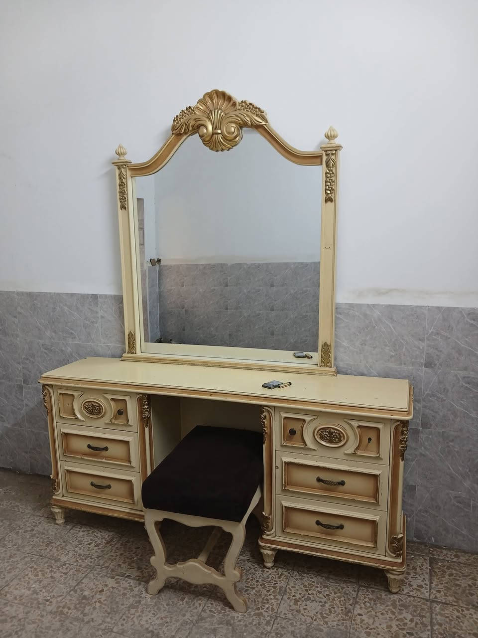 ملاحظه التصوير من داخل المخزن 

غرفة خشب زان مصري ثكيل اصلي
7 قطع
قياسات الكنتور ( 6 بيبان )
العرض 3 امتار و نص
الارتفاع مترين و 60cm
العمق 50 سم

الغرفه ببغداد و عدنه توصيل اذا جنت قريب على بغداد يعني المحافظات القريبه

سعر الغرفه 3 ملايين و نص و بيها مجال نتعامل عالسعر طبيعي

للاستفسار اكثر راسلني على الواتساب ***********
