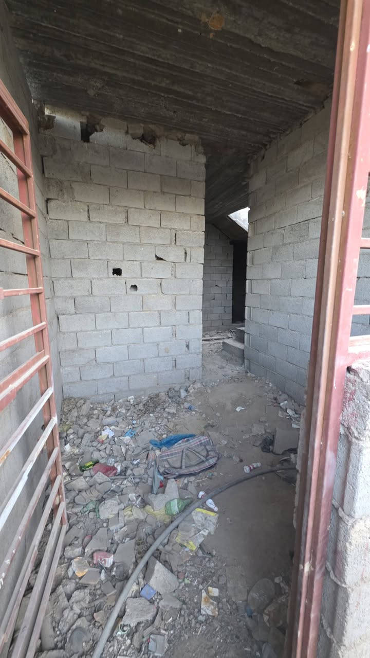 #للبيع
بيت للبيع 
المساحه ١٢٠ متر واجهه ٧م
البيت هيكل مسكف بلوك يحتوي على استقبال ومطبخ وصاله ومنور وغرفه نوم وطابق ثاني غرفه نوم وبيتونه
موقعه ... سلمان باك _ خلف البانزين خانه قريب من شارع العام
كامل خدمات تبليط ماء مجاري كهرباء 
صنف الارض زراعي ١١٧
السعر جداا مناسب ٣٥ مليون فقط !
***********
