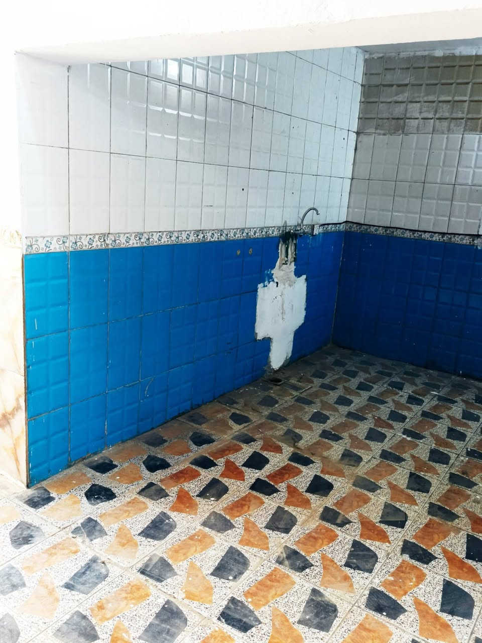 ياالله سلام عليكم 
بيت للبيع بالوافدين الجديدة بصف احمد ابو الدهن مقابيل التارتان بصف الركن مساحة 150 طابقين البيت كامل صب وسيراميك يتكون من غرفتين جوه وصالة واستقبال ومطبخ وصحيات 
وحديقة والطابق الثاني غرفتين وصالة البيت فارغ ونظيف للاستفسار ***********
