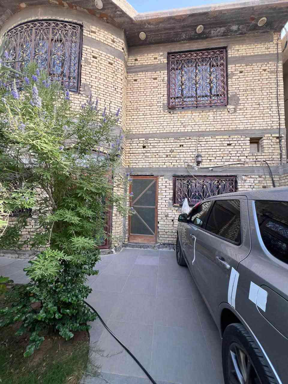 سلا عليكم
البيت للبيع مساحه ٢١٠ متر بناء طابوق طابقين بناء شركه درجه أولى كراج وحديقه ومطبخ جبير وديوان وصاله فوك وجوه ومجمع صحيات فوك وجوه واربع غرف نوم كبار بناء ٢٠٢٥ بيبان والشبابيك كله معمل أبو الخير ونقاط الكهرباء والأضويه كله درجه أولى العنوان ابو الخصيب بظهر جامع الشهيد طه رابع فرع  ٣ دقايق عن الشارع ابو الخصيب الداخلي وعرض الشارع ١٠ متر للأستفسار ***********
