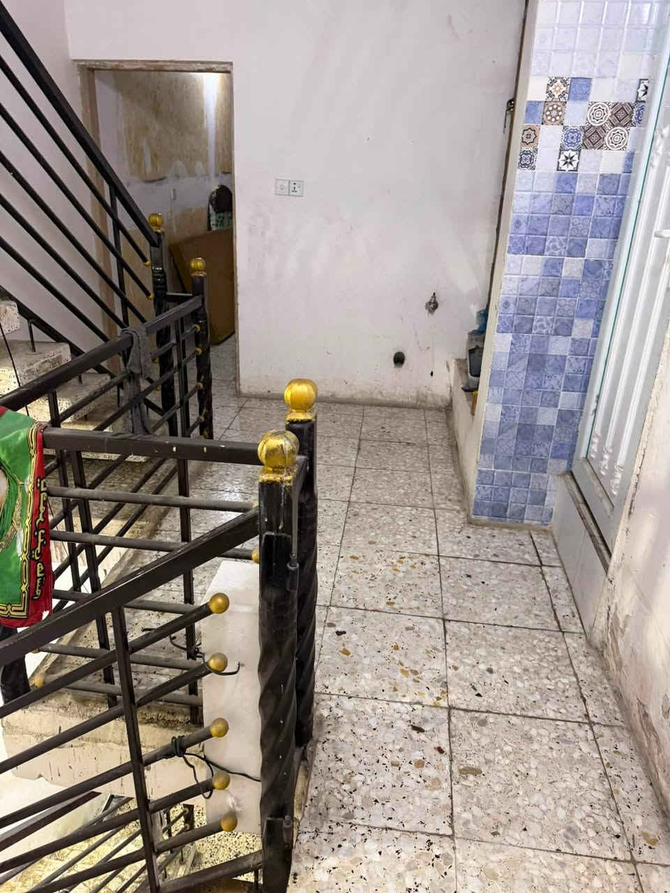 سلام عليكم بيت طابق ثاني ل أيجار يحتوي على غرفتيني گبيره  خدمات حمام مشترك او حولي صغير موقع لبيت البلديات صحفين قرب قلعه لبنان  لبيت طابو استفسار عل رقم ما متواجد عل فيس ***********
