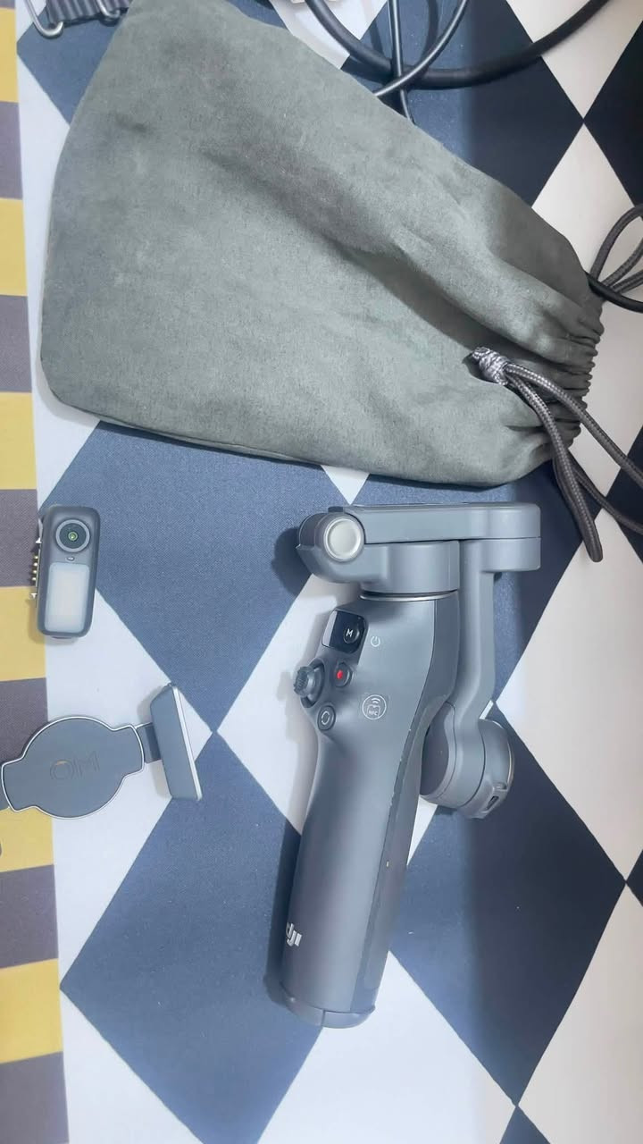 Osmo dji 8 مستعمل للبيع 
حالة النظافة  ٩٥٪؜ 
مدة الاستعمال قليلة جدا ولاستخدام شخصي 
للتواصل ***********
