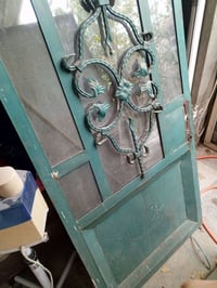باب حديد أبيض • باب أخضر مع جرجوبة • باب خشب بدون تريشه