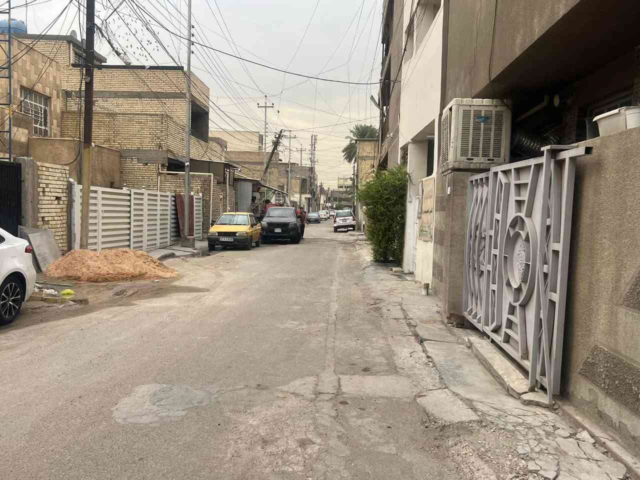 السلام عليكم…
البيت للبيع 
مساحة ١٦٠ متر 
واجهه ٨ متر
نزال ٢٠ متر
طابقين البناء
مدخلين
الطابق الارضي كراج واستقبال ومطبخ وصالة وغرفة نوم وصحيات
الطابق الأول غرفتين نوم وسطح

البيع واقع حال قطعة ارض
العنوان : المشتل، شارع الجامع قرب مدرسة الرازي الابتدائية فرع السمجة .
معرفة السعر الاتصال على رقم صاحب الدار
***********
