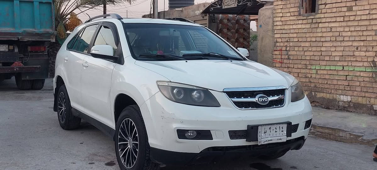 سلام عليكم 
BYD S6 للبيع موديل2013 
محرك مستبوشي بلادي 2400 سحب أمامي السياره كفاله عامه شرط الفحص بيها فتحه سقف تخم صاير 5راكب شاشه بلادي السبير ما نازل كامره خلفي وكامره جانبيه 
الاستفسار على الأرقام الاتيه ***********
السعر 95وبيها مجال

