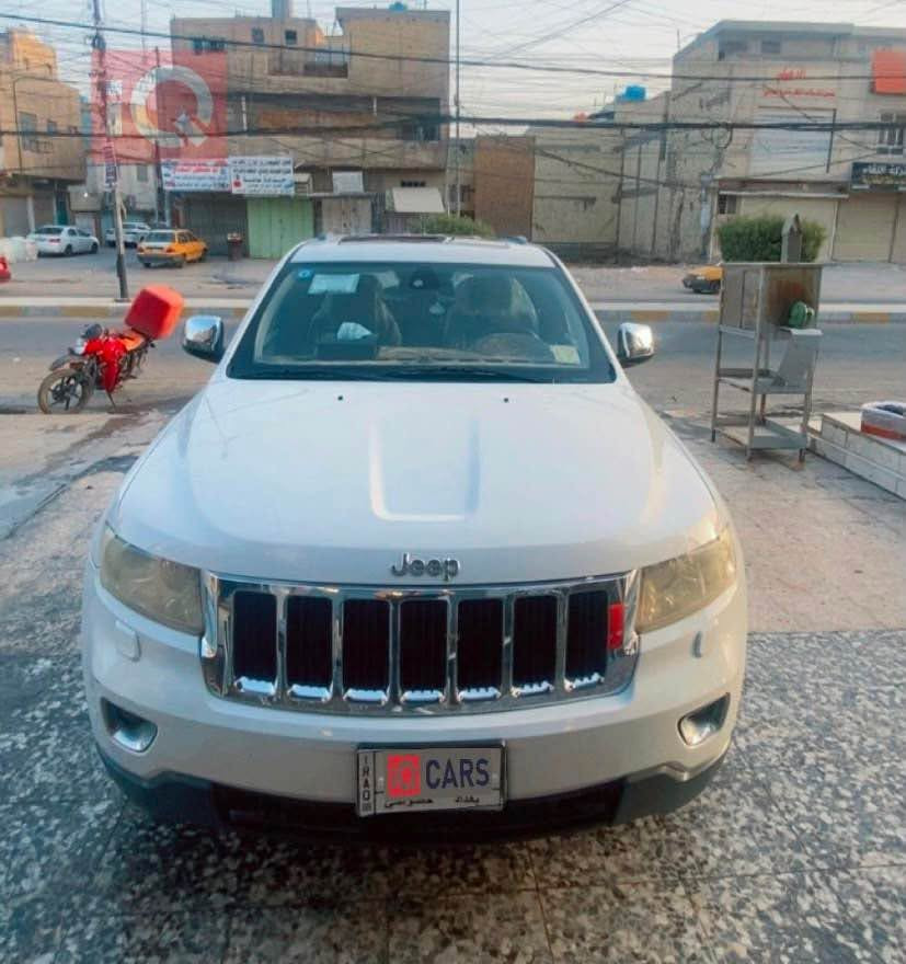 جيب لاريدو موديل ١٣ لون ابيض 
فول مواصفات لمتد خليجية 
بيهه طخة بارد بالجاملغ الامامي عكس السايق ومكحل 
وبيك رصعة بالجنطة مكحله وبية طخة بهلال الباب اقل الشبر مصلحة ومصبوغه 
محرك ٣٦٠٠ sxt 
٥ انظمة قيادة 
فتحت سقف السيارة ماشية ٢٢٠ كيلو 
سعرها ١٥٥ ورقة
ترهم مراوس بشي احدث كوري او امريكي حسب القناعة 
متواجد واتساب *********** بغداد, العراق

