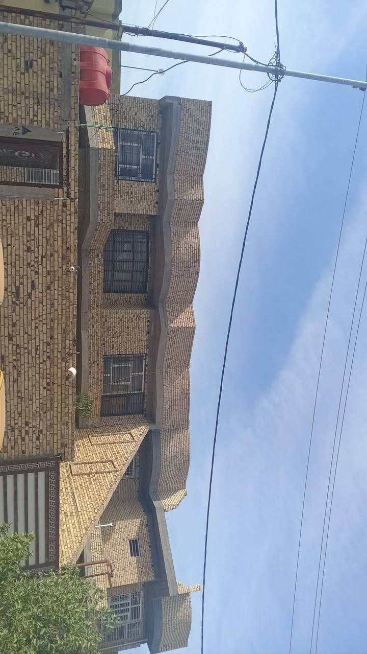 ​✨ فرصة ذهبية لا تعوض.. لقطة لعشاق الفخامة والاستثمار الراقي في الديوانية! ✨
🏠 بيت حالي للبيع في " التقية الثالثة "
موقع تجاري وسكني استراتيجي يملي العين، مساحته الإجمالية 400 متر، ومساحة البناء الضخمة تفوق الـ 280 متر (تصميم حديث مو قديم، بناء درجة أولى).
🔥 ملاحظة ذهبية: البيت برغم فخامته السكنية، يصلح وبكل جدارة أن يكون "مدرسة أهلية نموذجية" أو "مقر لشركة ضخمة" نظراً لمساحته وتوزيعه العبقري!
​📍 العنوان بالتفصيل الممل:
التقية الثالثة • شارع مجمع الروان (التبليط) • أول فرع على اليسرى • شارع 40 العريض والحيوي.
​📐 التفاصيل والمواصفات الخرافيـة:
​🟢 الطابق الأرضي (الفخامة من أول خطوة):
​واجهة البيت : 15 متر.
​حديقة أمامية تفتح النفس + كراج سيارة واسع + كراج خدمي إضافي صغير.
​مطبخ كبير جداً (حار وبارد) ببطنه مخزن مرتب لغراض البيت.
​صالتين كبار (وحدة مركزية وسطية والثانية صالة غرف النوم المريحة).
​استقبال فخم جداً تغليف مغربي درجة أولى مع نقوش مغربية أصيلة تتباهى بيها كدام ضيوفك.
​غرفتين نوم رئيسية قريبة على الخدمة.
​مجمع صحي متكامل.
​درج صاعد للطابق العلوي من مرمر درجة أولى.
​أرضية البيت كلها بورسلين إسباني درجة أولى + ممر محيط على داير البيت بالكامل.
​🔵 الطابق الأول (العلوي المستقل):
​3 غرف نوم بحجم كبير ومريح.
​صالة عائلية كبيرة وواسعة.
​مجمع صحي متكامل.
​مطبخ تحضيري لخدمة الطابق.
​عدد 2 سطوح واسعة تكعد بيها وتشم الهوا النظيف.
​💎 معلومات إضافية تريح بالك:
​البناء حديث وكلشي بيه نظيف ما يحتاج فلس إضافي.
​المنطقة متكاملة الخدمات 100% (ماء، كهرباء، تبليط، أمان).
​طابو زراعي (سند 25) ومكتمل المعاملة وجاهز للتحويل الفوري.
​💰 البيت ينطق فخامة وموقع ورزق.. لا تفوت الفرصة 
​📞 للاستفسار وتفاصيل أكثر، الاتصال حصراً على الرقم:
[***********]

