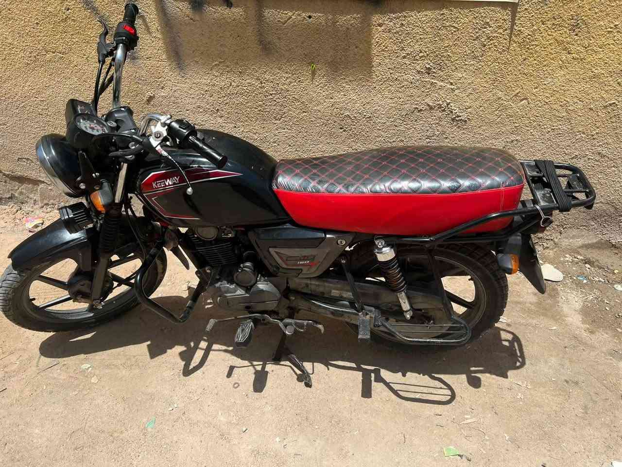 🏍️ للبيع دراجة Keeway 150cc
دراجة كي واي 150 للبيع، نظيفة وجاهزة للاستخدام.

🔹 الماركة: Keeway
🔹 السعة: 150cc
🔹 الكير: 5 نمرات
🔹 الرقم: سنويه و رقم ابيض تحويل مباشر 
🔹 اللون: أسود وأحمر
🔹 الدراجة شغالة وجاهزة للاستخدام اليومي
🔹 مزودة بكشافات إضافية وحمايات

💰 السعر: 1,700,000 دينار عراقي

📞 للتواصل: ***********

📍 الموقع: [كرمة علي حي الرساله ]

الجادين فقط، وأهلاً وسهلاً بالجميع 🌹
