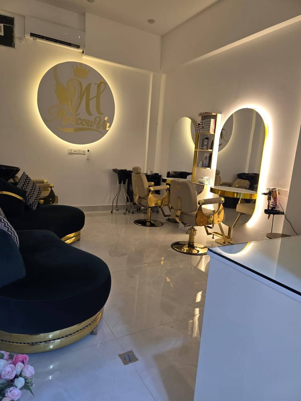 للفائده
مجمع الطبيب الجراح محمد الباقر 

اليوم اريد انقللكم تجربتي يم
الدكتورة حنين الصراف 
موسكو سبا صالون 
اول شي أبدأ الدكتور حنين الصراف وشغلها يجنن وايدها تنلف بحرير واسلوبها الراقي وموادها الاصليه من افضل وارقى الماركات وماحجيلكم عن عيادتها تجنن والنظافة والدزاين كل شي بيرفكت حرفيا

 @@موسكو سبا صالون اليجنن طبعا اني عندي اهم شي النظافه
مااحجيلكم عن الترتيب وجمال المكان والاسلوب الراقي لكل الموظفات من أصغر وحده لأكبر وحده 
كل شي احجي عنهم قليل بحقهم ربِ يبارك بيهم ويرزقهم أضعاف مضاعفة  يعني حرفيا كل شي سويت حقن وهايدروفيشيل ومعالج وشسوار لشعري وشيره  ومساج وحمام مغربي وبدكير ومنكير والحلو بي كل شي متواجد بمكان واحد ما يحتاج ترحين لغير مكان 
وهسه اتركم ويا جمال المركز

نص مكتوب في الصور:
- @موسکو سبا سالن
- @موسكو سبا صالون