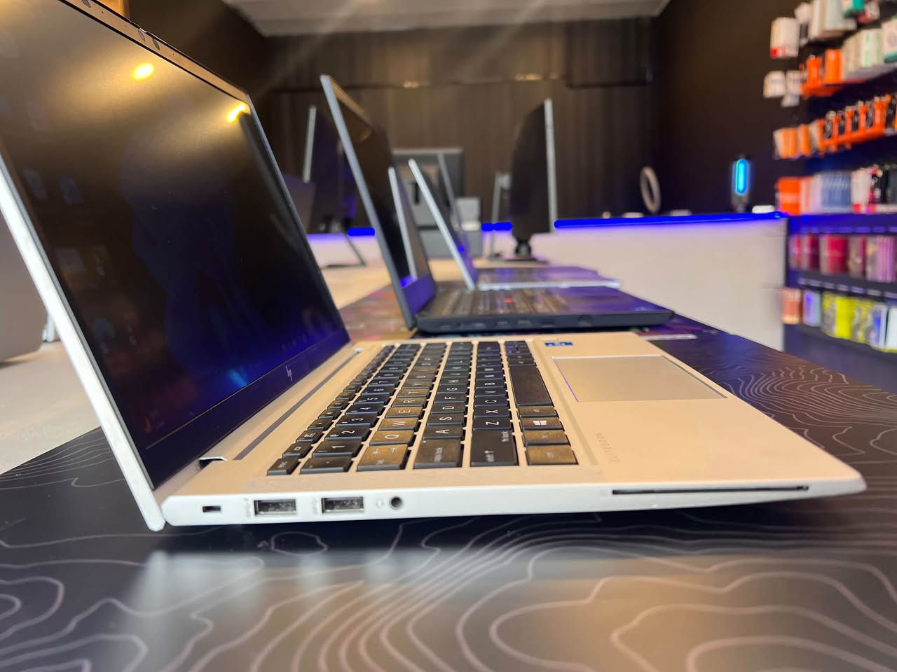HP EliteBook 830 G8 • 16 جيجا رام • 256 جيجا SSD